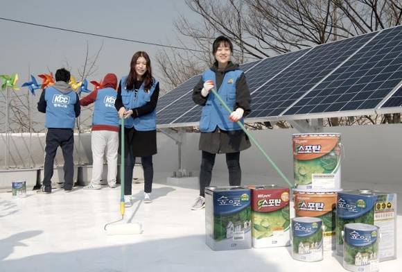 ▲ 태양광 발전 설비와 차열페인트를 기부하는 '에너지빼기 사랑더하기'라는 이름의 사회공헌활동에 나선 KCC 임직원들은 직접 도색 작업에 힘을 보탰다.ⓒKCC