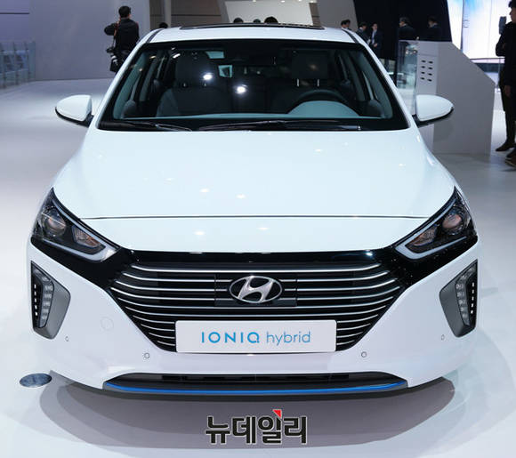 ▲ 손영권 삼성전자 사장(왼쪽)과 디네쉬 팔리월 하만 CEO가 지난 1월 CES 2017에서 공개된 하만 전시장에서 기념사진을 찍고 있다.ⓒ삼성전자