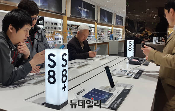 ▲ 지난 30일 오후 서울 삼성서초사옥 딜라이트 갤S8 체험존에서 방문객들이 갤S8을 사용해 보고 있다. ⓒ뉴데일리 이종현 기자