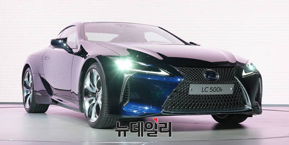 ▲ 렉서스코리아가 뉴 LC500h를 국내 최초로 공개했다.ⓒ이기륭 기자