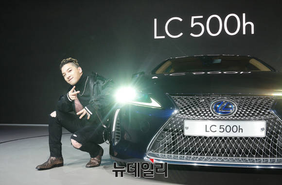 ▲ 뉴 LC500h의 홍보대사인 빅뱅 태양이 포즈를 취하고 있다.ⓒ이기륭 기자