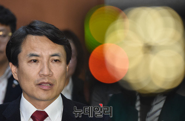 ▲ 자유한국당 대선 경선에 출마한 김진태 의원. 그는 박근혜 대통령 구속에 대해 "법치주의의 조종이 울린 날"이라고 말했다. ⓒ뉴데일리 이종현 기자