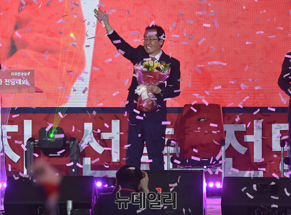 ▲ 31일 서울 장충체육관에서 열린 자유한국당 전당대회에서 대선 후보로 공식 확정된 홍준표 경남도지사가 선출 직후 흩날리는 꽃비 속에서 당원과 지지자들을 향해 손을 흔들고 있다. ⓒ뉴데일리 이종현 기자