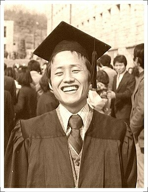 ▲ 31일 자유한국당의 대선 후보로 선출된 홍준표 경남도지사의 고려대학교 법과대학 졸업식 모습. ⓒ홍준표 후보 측 제공