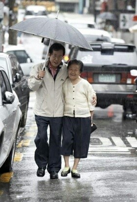 ▲ 31일 자유한국당의 대선 후보로 선출된 홍준표 경남도지사가 평소 평생의 롤 모델이라고 스스럼없이 말하는 어머니와 함께 비오는 날 우산을 쓰고 걷고 있는 모습. ⓒ홍준표 후보 측 제공