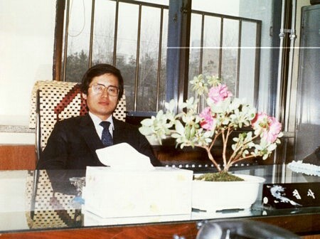 ▲ 31일 자유한국당의 대선 후보로 선출된 홍준표 경남도지사의 청주지방검찰청 초임검사 시절. 그는 이 때 청주지법 형사단독판사로 있던 이주영 의원을 만났으며, 그의 권유에 따라 홍판표였던 이름을 홍준표로 개명했다. ⓒ홍준표 후보 측 제공