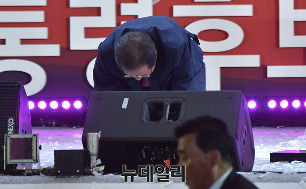 ▲ 홍준표 경남도지사가 31일 서울 장충체육관에서 열린 전당대회에서 대선 후보로 선출된 직후, 당원과 지지자들에게 큰절을 올리고 있다. ⓒ뉴데일리 이종현 기자