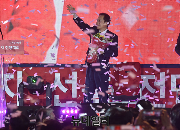 ▲ 홍준표 경남도지사가 31일 서울 장충체육관에서 열린 전당대회에서 대선 후보로 선출된 직후, 꽃비가 흩날리는 가운데 당원과 지지자들의 환호에 손을 흔들어 화답하고 있다. ⓒ뉴데일리 이종현 기자