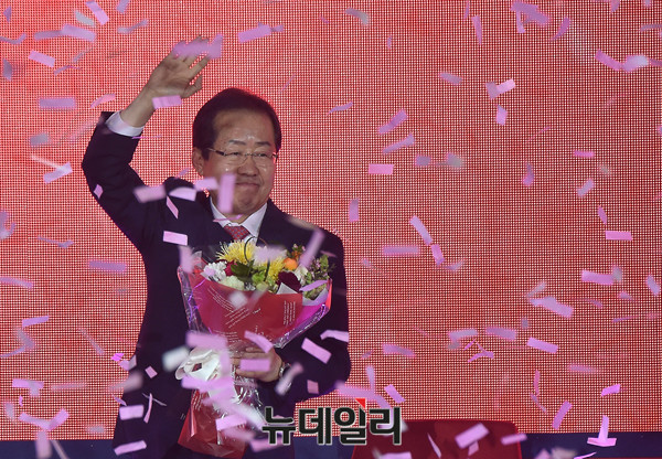 ▲ 홍준표 경남도지사가 31일 서울 장충체육관에서 열린 전당대회에서 대선 후보로 선출된 직후, 흩날리는 꽃비를 맞으며 미소짓고 있다. ⓒ뉴데일리 이종현 기자