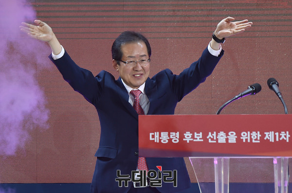 ▲ 홍준표 경남도지사가 31일 서울 장충체육관에서 열린 전당대회에서 대선 후보로 선출된 직후, 두 팔을 펼쳐들고 당원과 지지자들의 함성에 응답하고 있다. ⓒ뉴데일리 이종현 기자