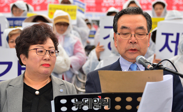 ▲ 최선남 한국자유총연맹 전국여성협의회 회장과 정광영 사무총장(오른쪽). ⓒ뉴데일리 공준표 기자