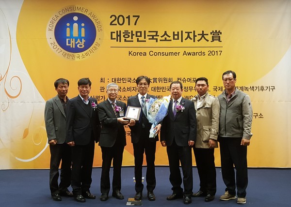 ▲ 충주사과가 ‘대한민국 소비자 브랜드 대상’에서  대상을 수상했다.ⓒ충주시