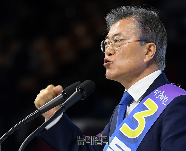 ▲ 문재인 더불어민주당 대선 경선 후보가 31일 부산실내체육관에서 열린 영남권역 선출대회에서 기조발언을 하고 있다.ⓒ정상윤 기자