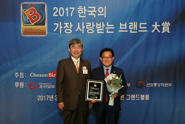 ▲ 칠곡군이 ‘한국의 가장 사랑받는 브랜드 대상’ 시상식에서 문화교육 선도도시부문 대상을 수상했다. 오른쪽은 백선기 칠곡군수.ⓒ칠곡군
