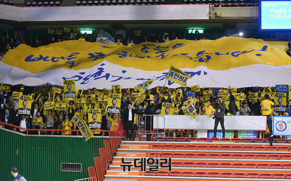 ▲ 민주당 영남권 경선 현장에 등장한 안희정 후보 측의 대형 현수막 응원. ⓒ정상윤 기자