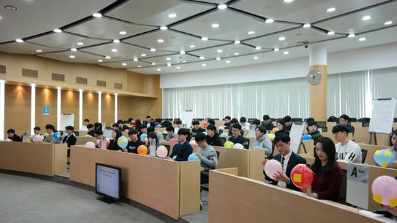 ▲ 삼성전자 협력사 신입사원들이 이달 초 상생협력 아카데미 교육센터에서 열린 신입사원 입문교육에 참가해 교육을 받고 있다. ⓒ삼성전자