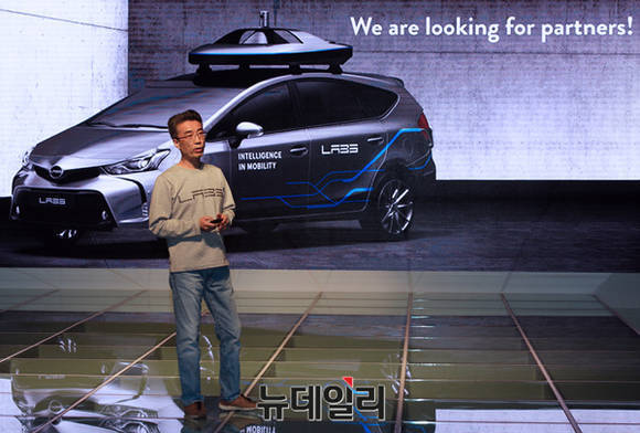 ▲ 송창현 네이버랩스 대표가 2017 서울모터쇼에서 자율주행차를 처음으로 공개하고, 앞으로의 사업 방향에 대해 설명했다.ⓒ공준표 기자