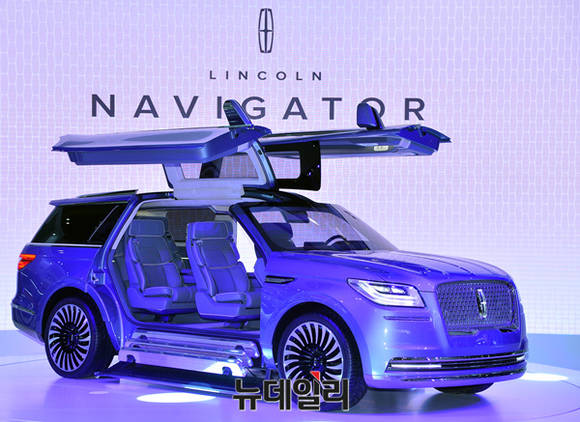 ▲ 링컨은 2017 서울모터쇼에서 아시아 최초로 풀 사이즈 럭셔리 SUV '내비게이터' 콘셉트를 공개했다.ⓒ공준표 기자
