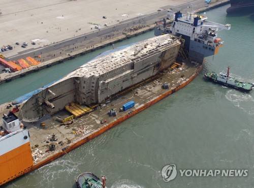 ▲ 목포신항에 접안하는 세월호 선적 반잠수선.ⓒ연합뉴스