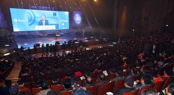 ▲ 31일 열린 제6회 수산인의 날 기념식에서 김임권 수협중앙회장이 기념사를 하고 있다.ⓒ수협