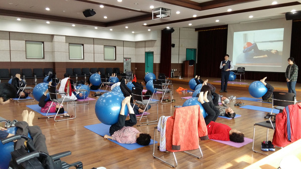 ▲ 재활교실 수강생들이 짐볼을 이용한 재활 운동법을 배우고 있다.ⓒ대구대