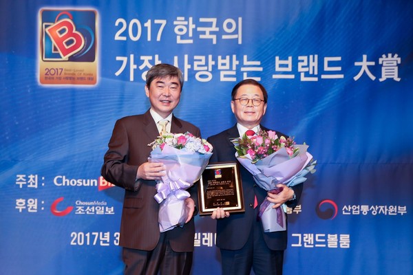 ▲ 구미시(시장 남유진·오른쪽)가 지난 31일 서울 밀레니엄 힐튼호텔에서 열린 한국의 가장 사랑받는 브랜드대상 시상식에서 기업부문 대상을 수상했다.ⓒ구미시