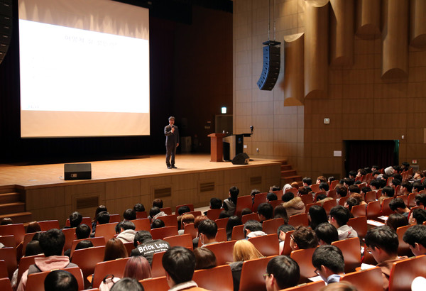 ▲ 김영식 금오공과대학교 총장이 신입생 600여명 대상으로 ‘대학과 4차 산업혁명’ 주제로 특별강연을 열었다.ⓒ금오공대