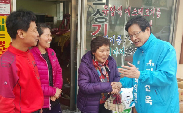 ▲ 경북 상주·군위·의성·청송 재선거에 출마한 바른정당 김진욱 후보가 시민들과 만나 담소를 나누고 있다. ⓒ김진욱 후보 측 제공