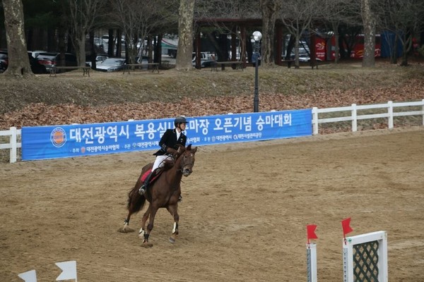 ▲ 대전시 복용실내승마장 개장 기념 승마대회 장면.ⓒ대전시