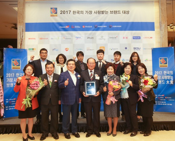 ▲ 류한우 단양군수(가운데)와 군 관계자들이 한국의 가장 사랑받는 브랜드 대상을 받은 후 기념촬영을 하고 있다.ⓒ단양군