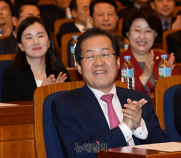 ▲ 자유한국당 홍준표 후보. 그는 2일 자유한국당이 탄핵관련 언론보도에 대해 제소한 사건들에 대해 일괄 취하할 것을 주문했다. ⓒ뉴데일리 정상윤 기자