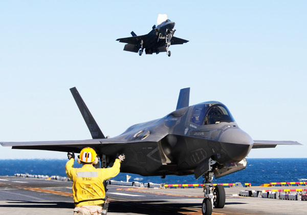 ▲ 2011년 11월 美강습상륙함 '와스프'함에서 이착륙 훈련 중인 F-35B 스텔스 전투기. ⓒ타이완 프로스펙티브 닷컴 화면캡쳐