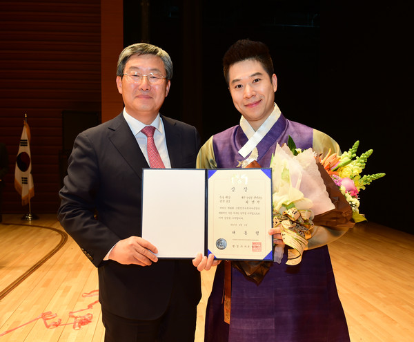 ▲ 고령 전국우륵가야금경연대회에서 최민혁씨(오른쪽). 왼쪽은 곽용환 고령군수.ⓒ고령군