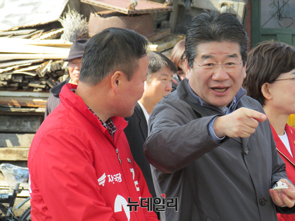 ▲ 자유한국당 강석호 전 최고위원이 2일 경북 의성전통시장 곡물전 앞에서 열린 김재원 후보의 집중유세에 지원 참석해, 김재원 후보와 귀엣말을 나누던 중 손가락으로 무언가를 가리키고 있다. ⓒ의성(경북)=뉴데일리 정도원 기자