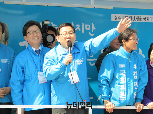 ▲ 바른정당 주호영 대표권한대행이 2일 경북 의성장날을 맞아 삼성전자 의성프라자 앞에서 열린 집중유세에서 유승민 대선 후보와 함께 김진욱 후보 지지를 호소하고 있다. ⓒ의성(경북)=뉴데일리 정도원 기자