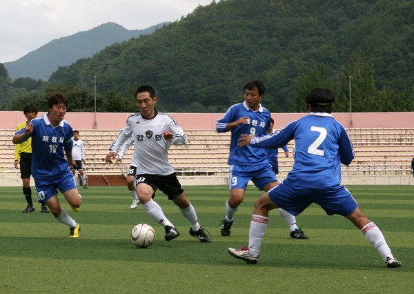 ▲ 지난해 단양공설운동장에서 열린 생활체육 동호인 축구대회 모습.ⓒ단양군