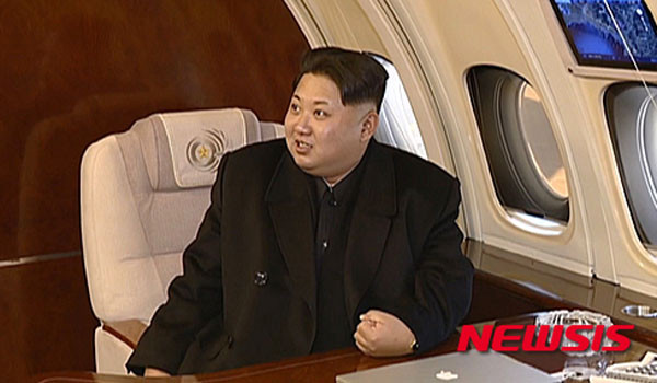 ▲ 전용기 좋아하는 김정은을 전용열차 폭파로 암살한다? 2016년 2월 전용기를 타고 미사일 시험 발사장으로 이동하는 김정은의 모습. ⓒ뉴시스. 무단전재 및 재배포 금지.