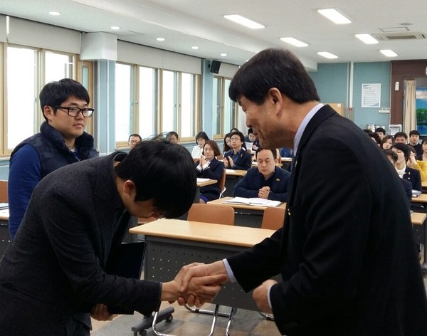 ▲ 장병석 교육장(오른쪽)이 4월 조회에서 제천교육 파워홍보인에 선정된 지병국 주무관과 장정우 교사에게 표창장을 전달하고 있다.ⓒ제천교육지원청
