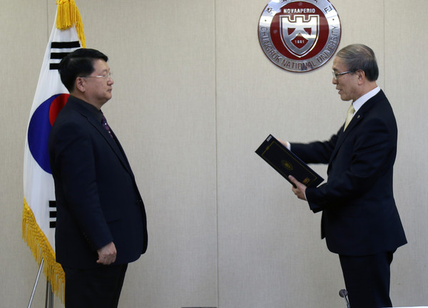 ▲ 좌측부터 최선웅 법학과 교수, 윤여표 충북대 총장.ⓒ충북대