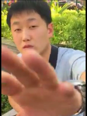 ▲ 김정남을 암살한 인도네시아 여성 '시티 아이샤'가 찍은 영상의 한 장면. 북한 공작원으로 추정되는 리지우가 스마트폰 카메라를 가리려 하고 있다. ⓒ뉴데일리