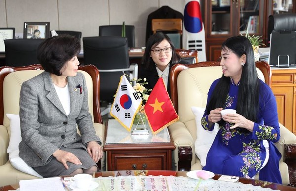 ▲ 충북도의회 김양희 의장과 베트남 빈푹성 황티투이란 여성 당서기가 3일 충북도의회에서 환담을 나누고 있다.ⓒ충북도의회