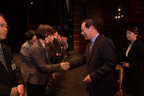 ▲ 김영석 영천시장이 지난 3일 시 공무원 대상으로 성과시상을 실시했다.ⓒ영천시