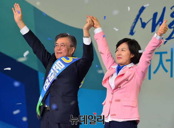 ▲ 민주당 대선후보로 선출된 문재인 후보와 추미애 대표. ⓒ공준표 기자