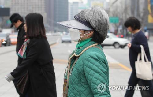 ▲ 연일 계속되는 미세먼지에 마스크를 착용한 시민 ⓒ 연합뉴스