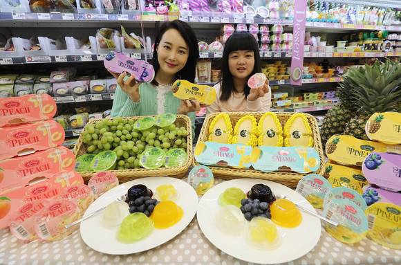 ▲ 3일 오전 서울 한강로 이마트 용산점에서 모델들이 과일 고유의 맛과 젤리 특유의 탱글한 식감을 살린 피코크 젤리를 선보이고 있다. ⓒ이마트