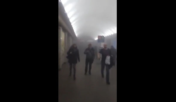 ▲ 러시아 상트페테르부르크 지하철 폭탄테러 직후 연기로 가득찬 역사 내 모습. ⓒ러시아 스푸트니크 뉴스 관련보도 화면캡쳐.