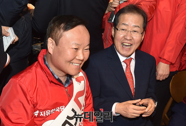 ▲ 자유한국당 대선후보인 홍준표 후보와 4·12 재보궐 선거 후보인 김재원 후보. ⓒ뉴데일리 이종현 기자