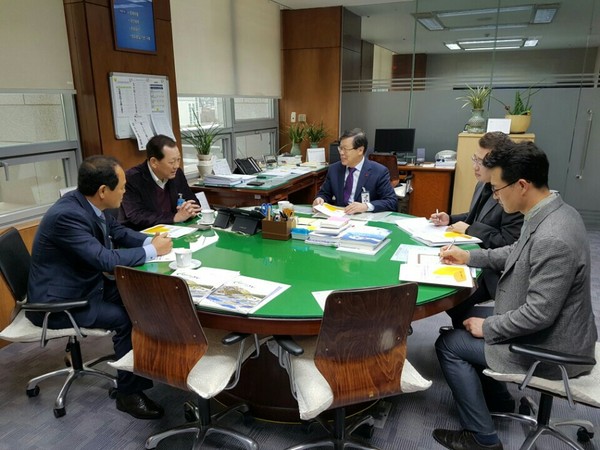 ▲ 사진은 최근 김항곤 성주군수(왼쪽 두번째)가 국방부 관계자를 만나 지역현안과 관련한 정부지원을 촉구하고 있는 모습.ⓒ성주군