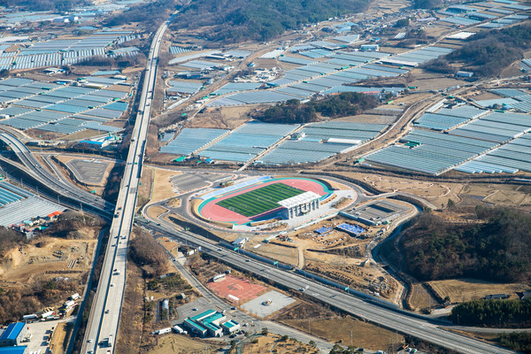 ▲ 성주군은 고속도로 및 경전철 건설, 국도 30호선 확장 등 정부지원을 약속받음으로써 미래 100년을 바라보는 성주군의 청사진이 새로그려졌다는 평가를 받고 있다. 사진은 국도 30호선 중부내륙고속도로.ⓒ성주군
