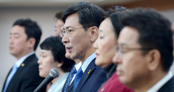▲ 안희정 충남지사와 그를 지원한 비문계 의원들이 4일 오전 민주당사 브리핑룸에서 기자회견하는 모습. ⓒ뉴시스